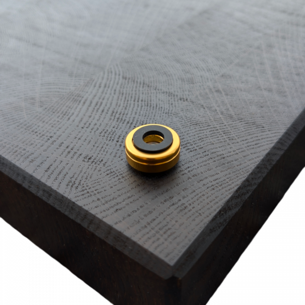 Aluminium Schneidebrett Fuß in der Farbe Gold, mit anti rutsch Gummi. Ideal für Holz Schneidebretter