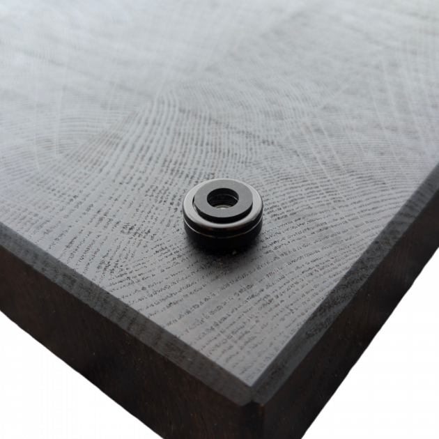 Aluminium Schneidebrett Fuß in der Farbe Schwarz, mit anti rutsch Gummi. Ideal für Holz Schneidebretter
