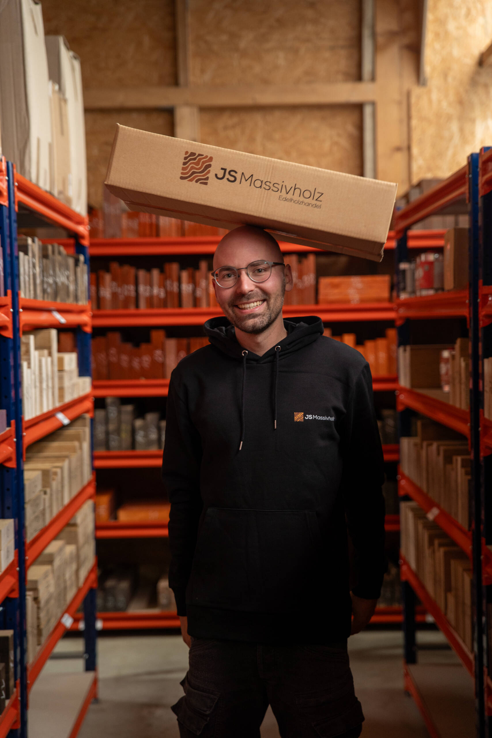 Jonathan im Onlineshop Lager mit Versandkarton auf dem Kopf