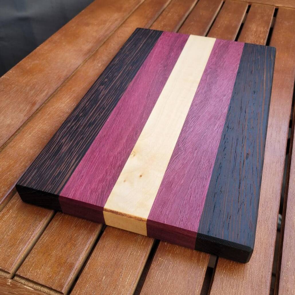 Längsholz Schneidebrett aus Wenge, Amaranth und Ahorn von justins_holzwelten