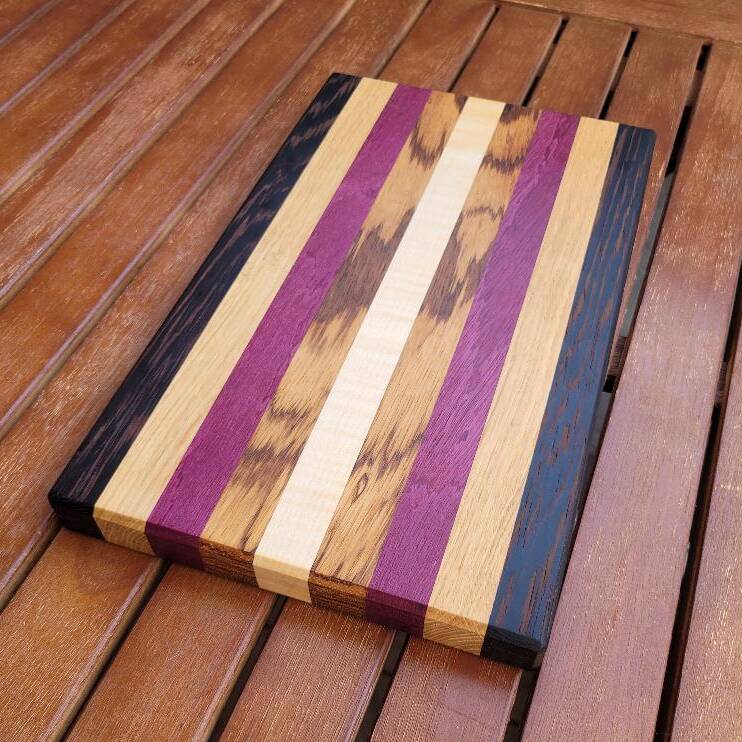 Längsholz Schneidebrett aus Wenge, Eiche, Amaranth, Zebrano und Riegel Ahorn von justins_holzwelten